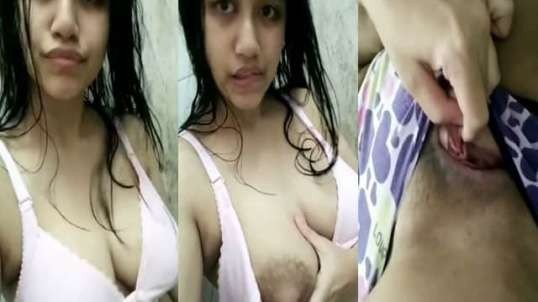 ⁣Sexy Horny Teen Girl Showcasing Her Nude Body