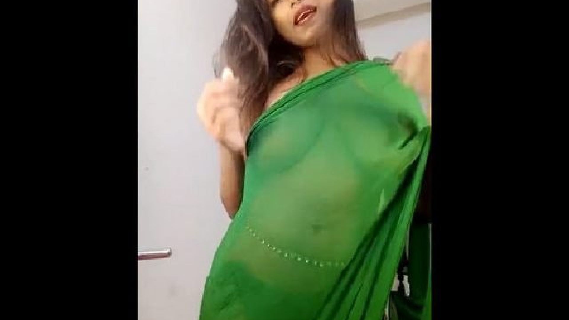 ⁣Hot Riya Wearing A Saree Show Her Sexy Back and boobs