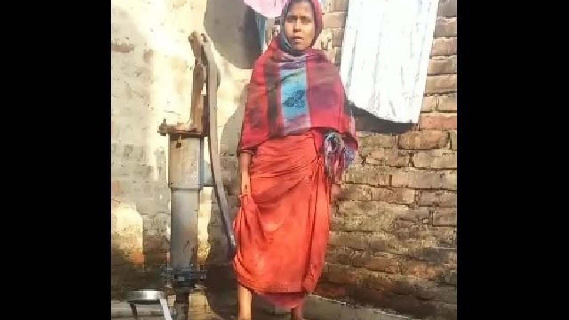 ⁣Village bhabhi pissing,recorded by devar