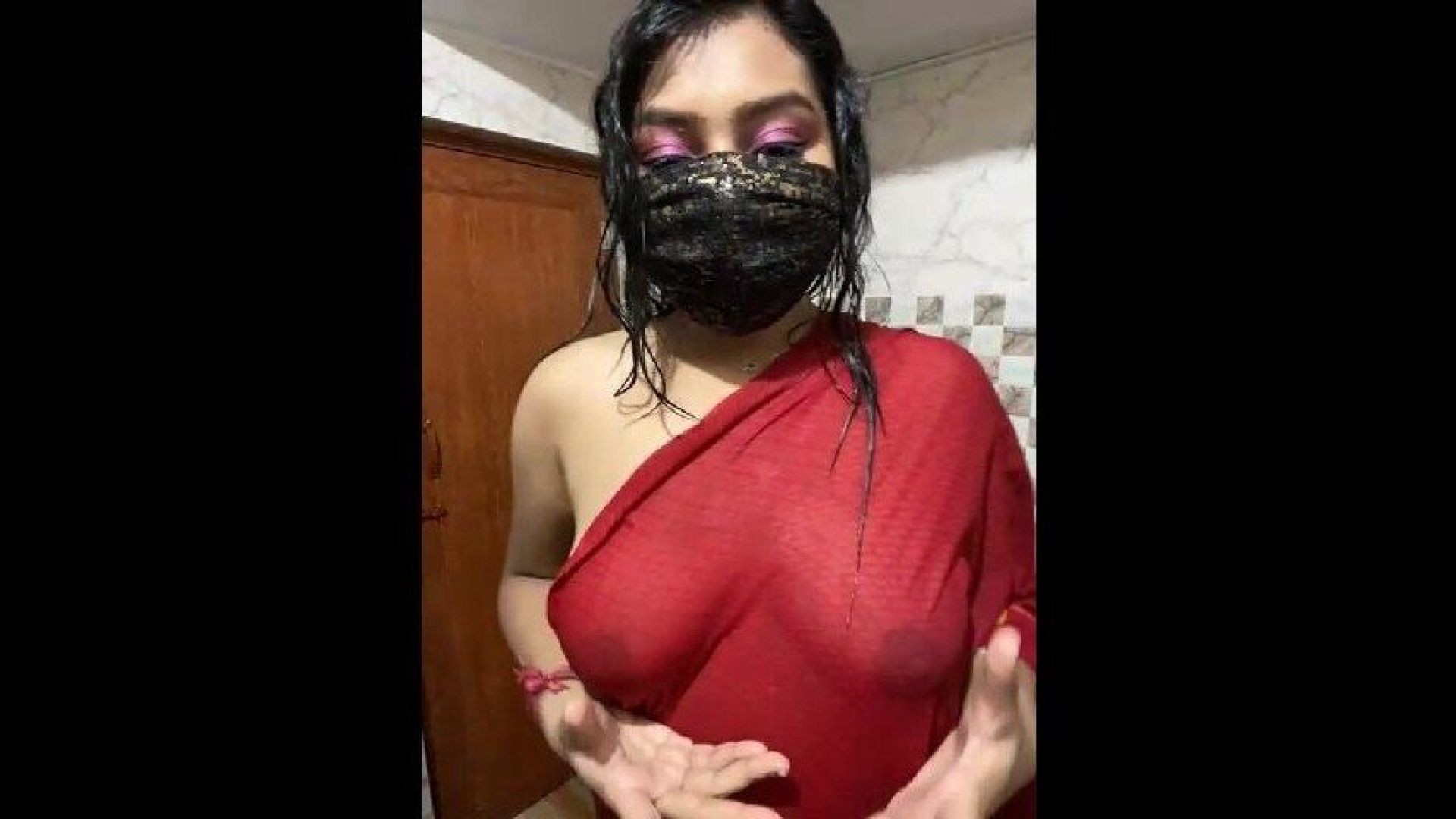romeo and juliet Showing Boobs through Wet Saree on StripChat Live