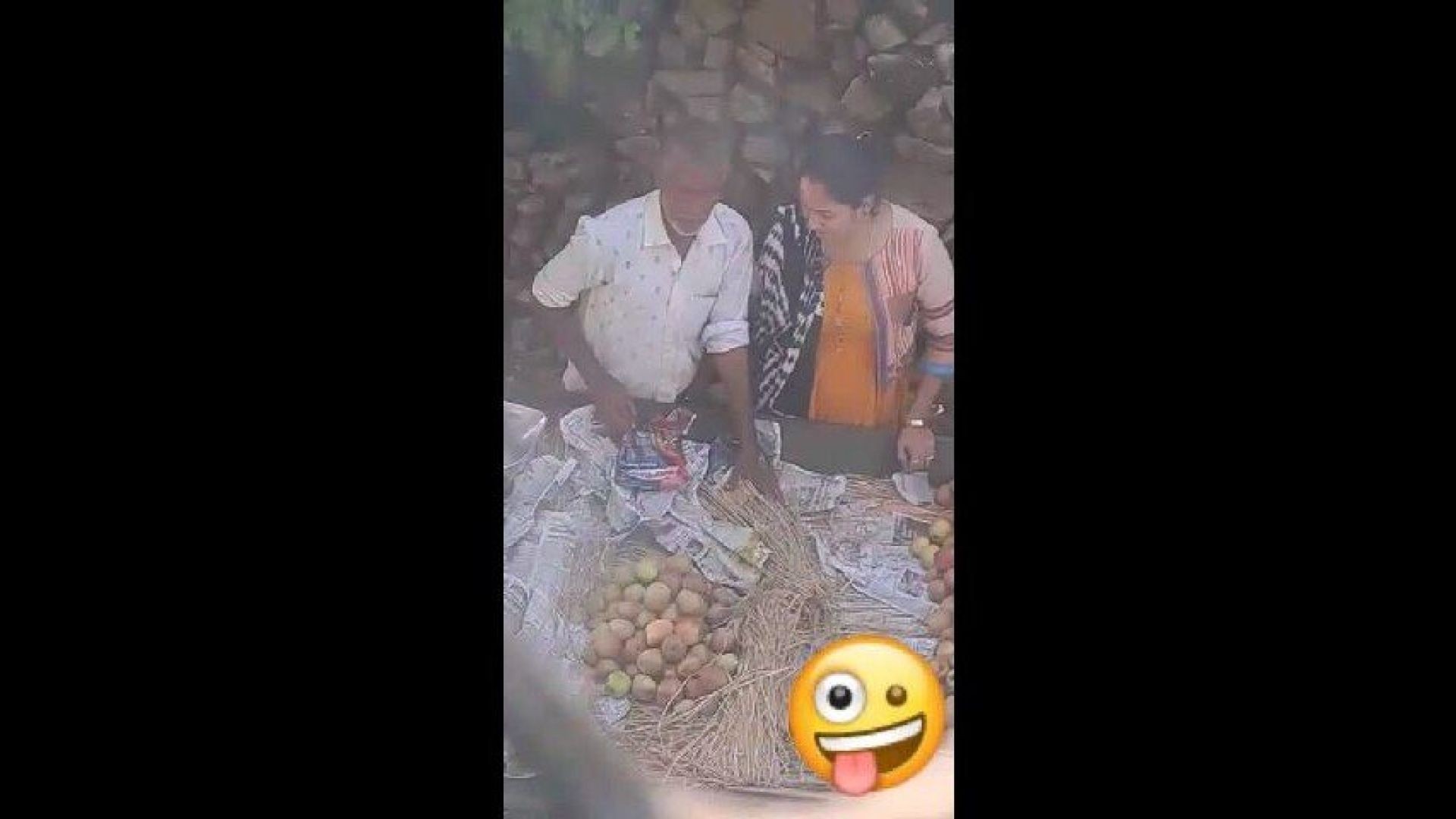 ⁣Aunty Giving handjob to apple street seller