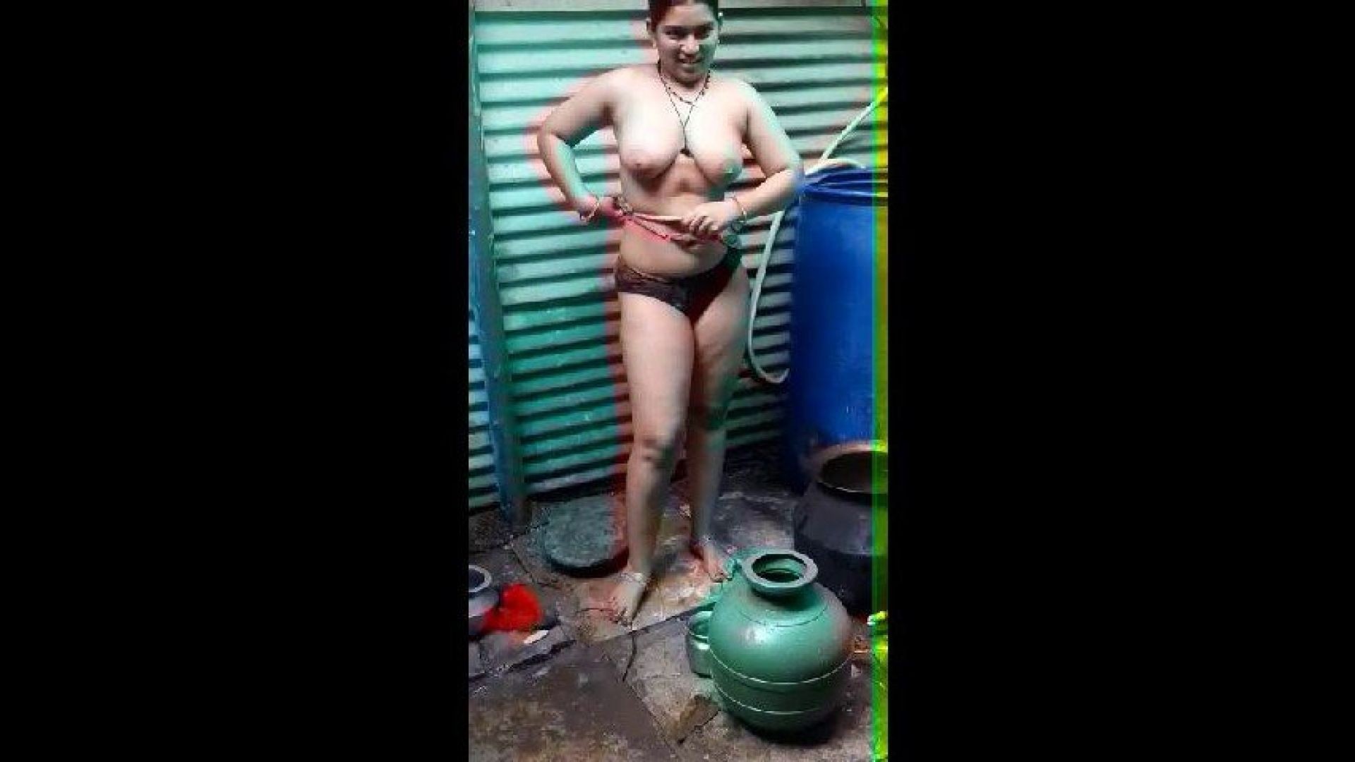 Desi Bhabhi nude captured during bath