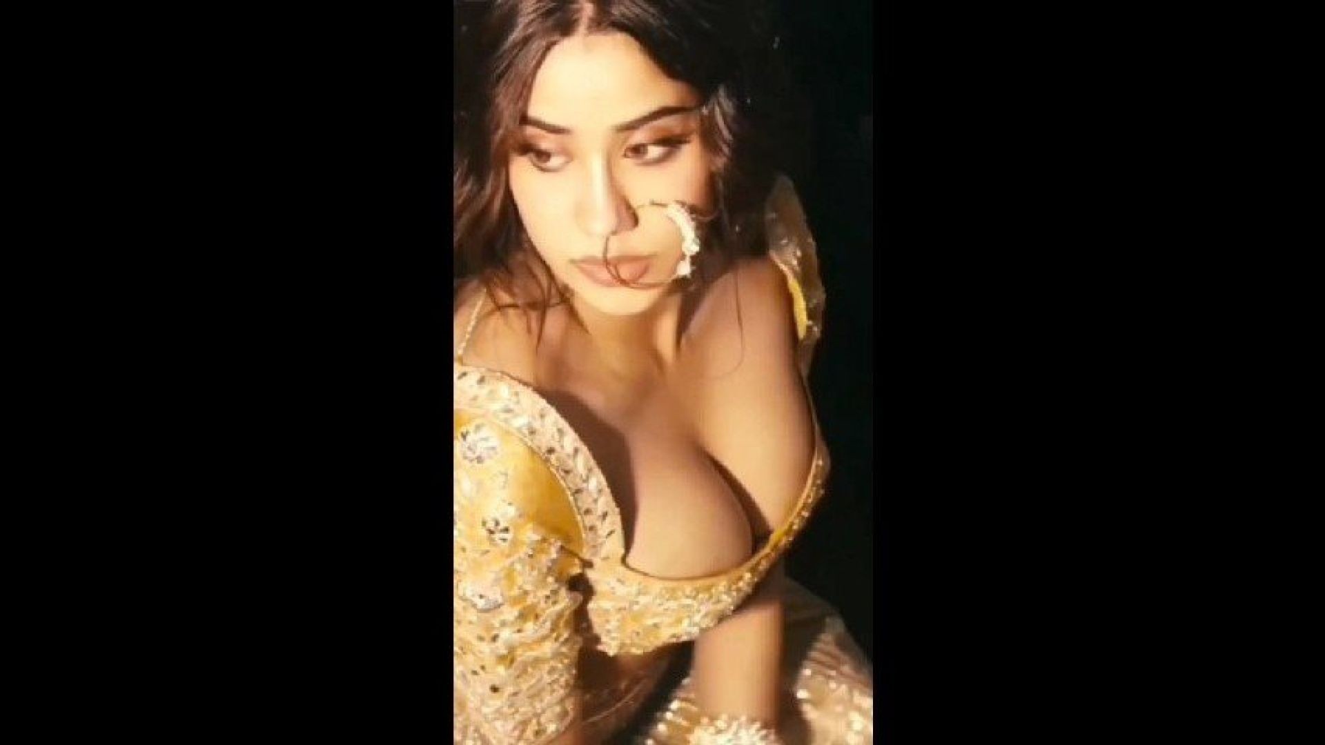 ⁣Jhanvi kapoor bulging boobs popping out of blouse