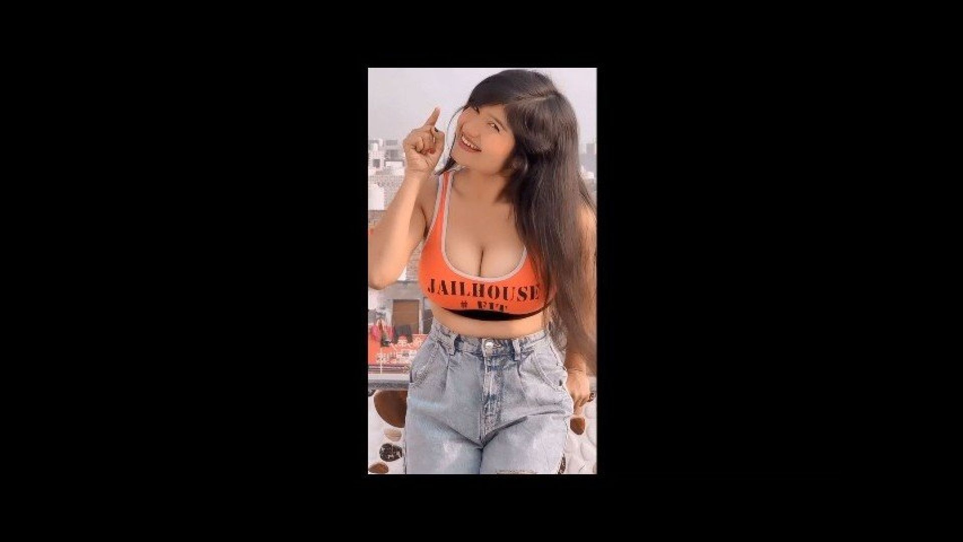 ⁣Neha Singh hot milky boobs popping out