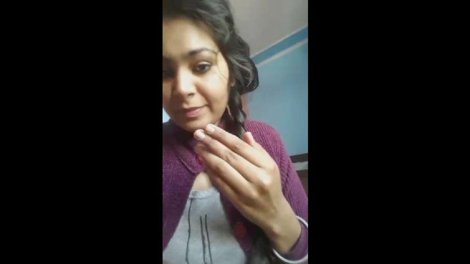 ⁣Sexy Desi Girl Showing And Smelling And Sucking Finger After Touching Asshole