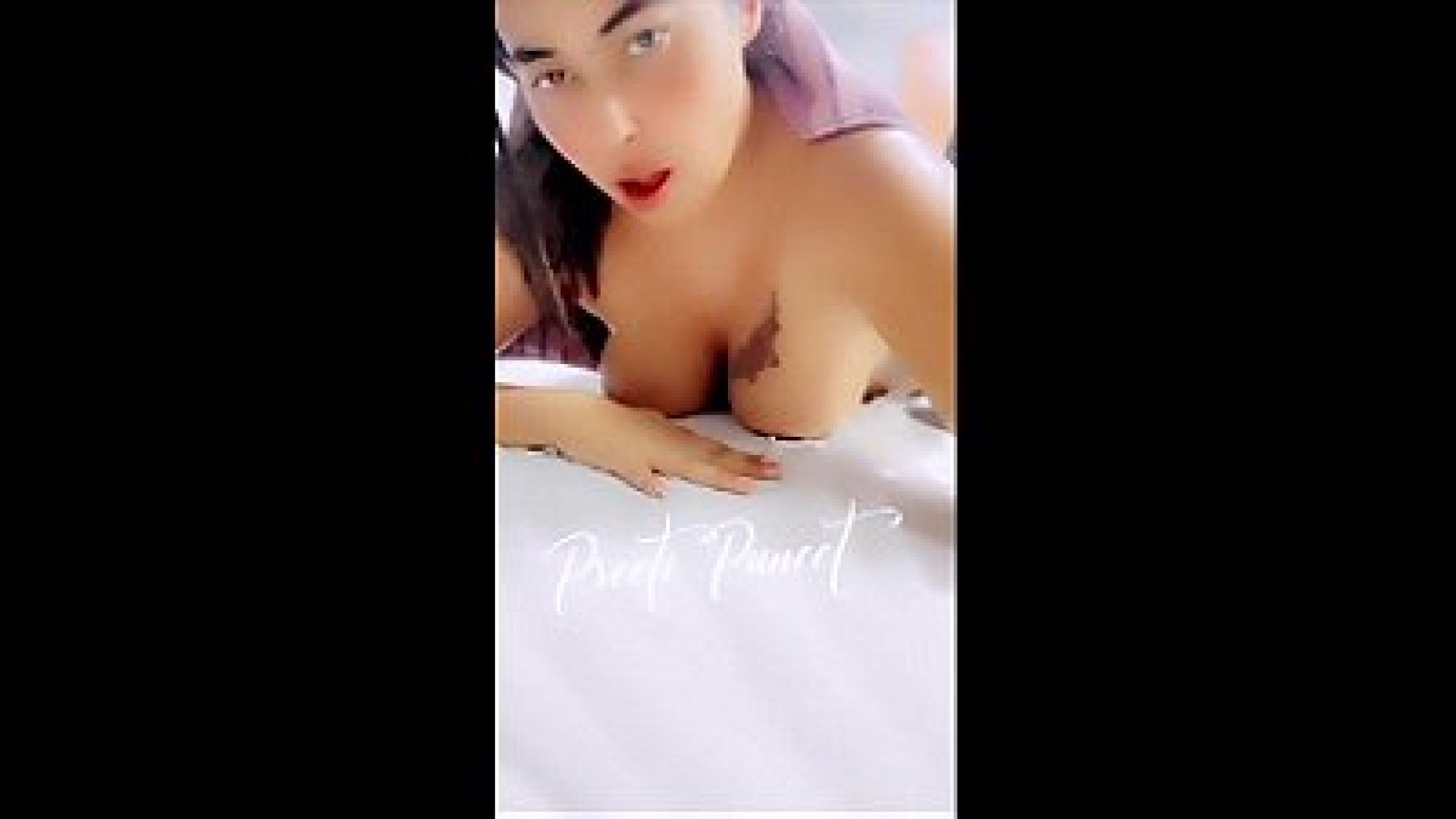 Horny Instagram model showing boobs